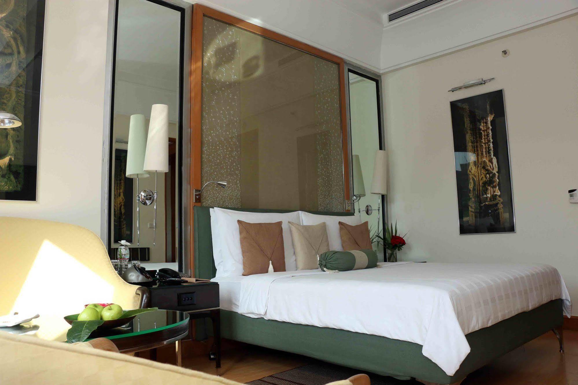 Trident Gurgaon Hotel Eksteriør billede A bedroom at the Taj Bengal